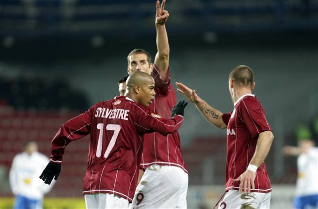 Libor Doek se raduje se spoluhrái ze vstelení gólu v zápase proti Plzni.