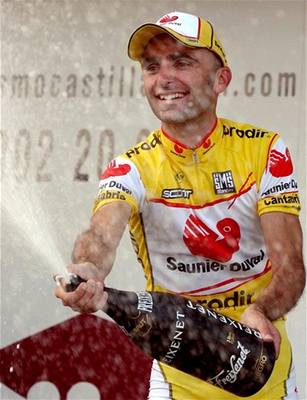Leonardo Piepoli oslavuje své loňské vítězství v etapě závodu Kolem Katalánska.