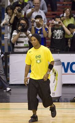 Ronaldinho při benefiční akci v Sao Paulu na podporu dětem a adolescentům trpících rakovinou.