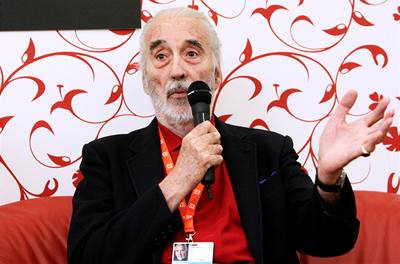 aramantní bavi a chodící pam kinematografie: to je herec Christopher Lee.