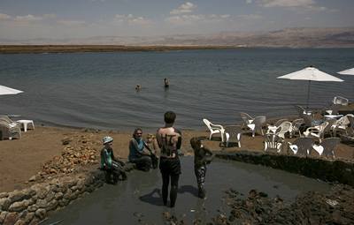 Wellness. Mrtvé moře nabízí s unikátní vodou a bahnem zdravou relaxaci i zábavu, jeho stav se ale rapidně zhoršuje.