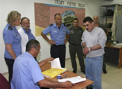 Terorista a vrah dtí Sámir Kantar byl odsouzen v Izraeli na doivotí. Nyní byl vymnn za tla dvou izraelských voják.