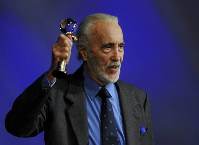 Britský herec Christopher Lee pevzal  na mezinárodním filmovém festivalu v Karlových Varech Cenu prezidenta MFF. 