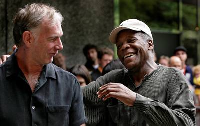 Danny Glover s reisérem filmu Honeydripper Johnem Saylesem.