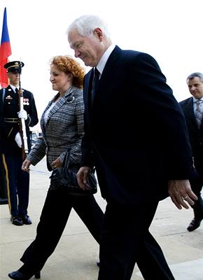 Robert Gates s Vlastou Parkanovou u Pentagonu.
