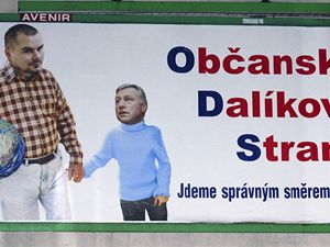 Marek Dalk a Mirek Topolnek na billboardu Obansk Dalkova strana.