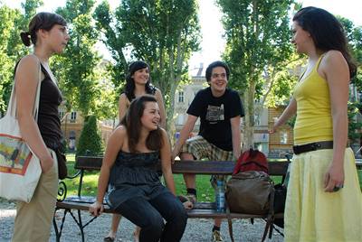 Friends z bohemistiky. Darija, Danijela, sedící Djordja, Matko a Lidija.