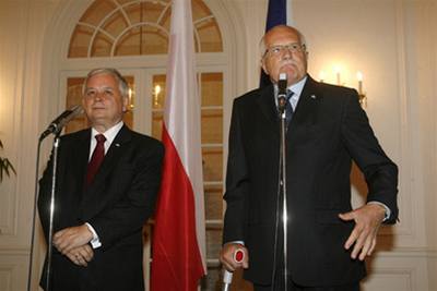 Polský prezident Lech Kaczynski (vlevo) a prezident R Václav Klaus pi svém setkání na zámku v Lánech nedaleko Prahy