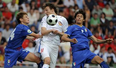 Český reprezentant Libor Kozák (uprostřed) a Italové Michelangelo Albertazzi (vlevo) a Matteo Fiorillo  v utkání fotbalových devatenáctek.
