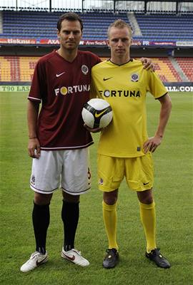 Patrik Berger v klasické rudé a Michal Kadlec ve luté, oba souasní hrái AC  Sparty Praha.