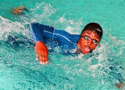 Eric Moussambani zkouší novou kombinézu Speedo Fast v melbournském bazénu.