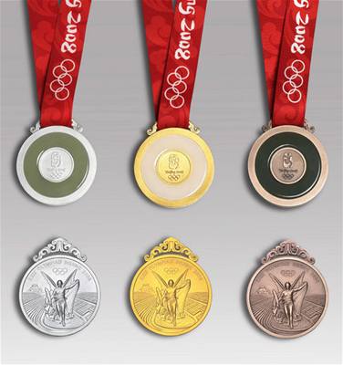 Oficiální medaile a plakety olympijských her v Pekingu. 