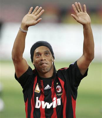 Ronaldinho pi oficiálním pedstavení se fanoukm AC Milánu na San Siru.