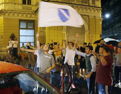 Bosentí Muslimové oslavují v Sarajevu zadrení váleného zloince Radovana Karadie.