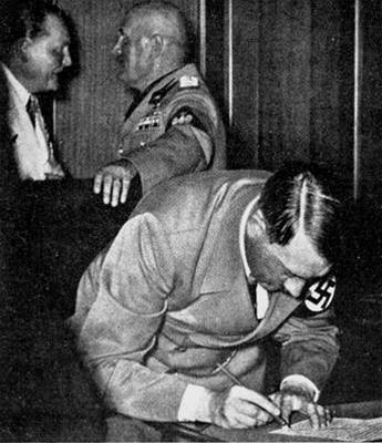 Adolf Hitler podepisuje Mnichovskou dohodu.