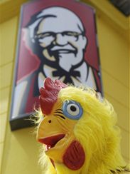 Aktivist ze Spolenosti na ochranu zvat protestovali v Praze ped pobokou KFC (Kentucky Fried Chicken) proti zpsobu velkochovu kuat.