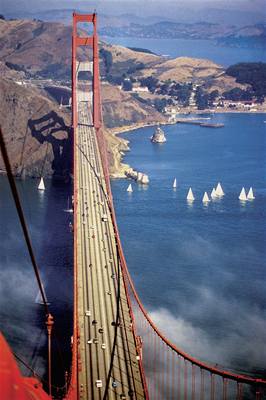 San Francisco shora. Na obrázku Golden Gate Bridge.