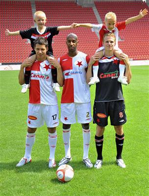 Slávistické "mladé pušky", Suchý, Tavares a Janda (zleva) s budoucími hvězdami na ramenou.