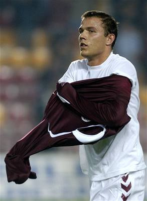 Roman Bednář si obléká sparťanský dres po zápase v Poháru UEFA.