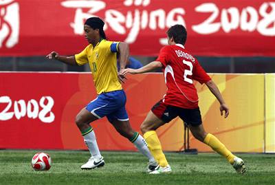 Ronaldinho se objevil ve lutém dresu. 