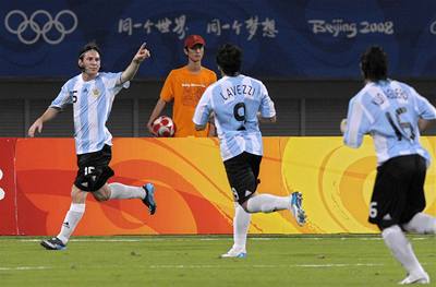 Leo Messi (vlevo) slaví první branku Argentiny. 