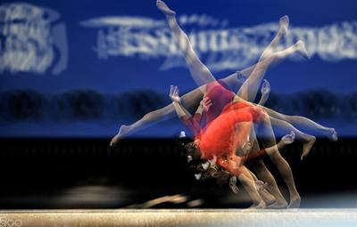 Japonsk gymnastka trnuje na kladin svou soutn sestavu.