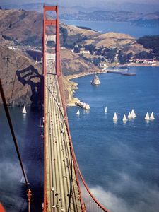 San Francisco shora. Na obrázku Golden Gate Bridge.