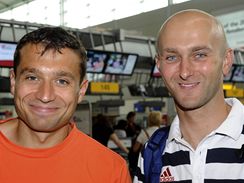 Vodn slalomi Jaroslav Volf a Ondej tpnek (vlevo) na praskm letiti Ruzyn, odkud odletli 2. ervence na olympijsk hry do Pekingu. 