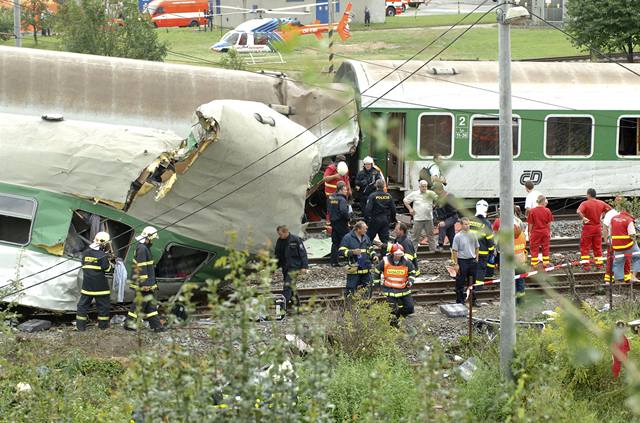 Souprava vlaku EuroCity Comenius, který míil z Krakova do Prahy, vrazila do zíceného silniního mostu.