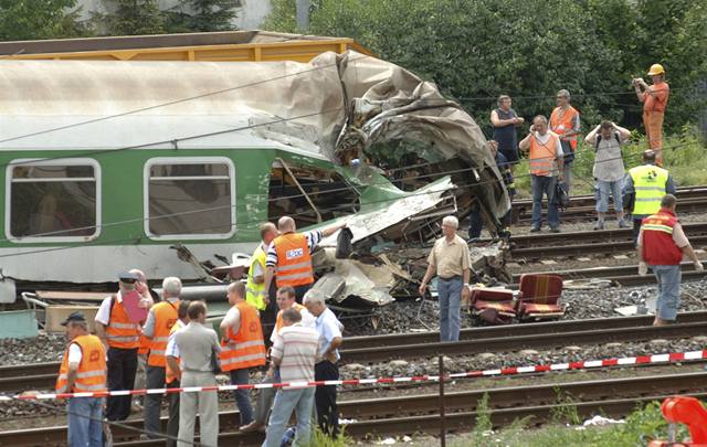 Vagon zdemolovaný po nárazu vlaku do zíceného silniního mostu