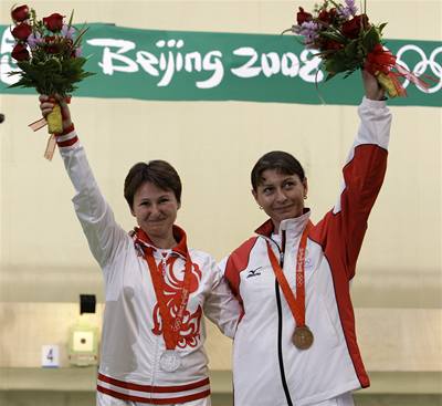 Bojují jen při sportovním klání. Z pistolí sice střílí, ale jen z těch vzduchových: stříbrná ruská medailistka Natalja Paděrinová (vlevo) s bronzovou Gruzínkou Nino Salukvadzeovou. Ruská reprezentantka získala v Pekingu stříbro, Gruzínka bronz. 