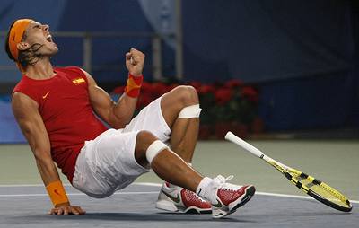 Rafael Nadal slaví své vítězství nad Fernandem Gonzalezem v zápase o zlatou medaili.