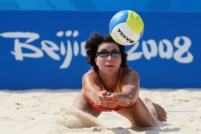 Číňanka Zhang X se snaží vybrat míč v semifinále plážového volejbalu.