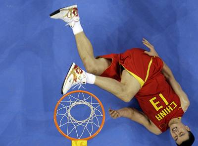 Číňan Yao Ming při pádu během zápasu.