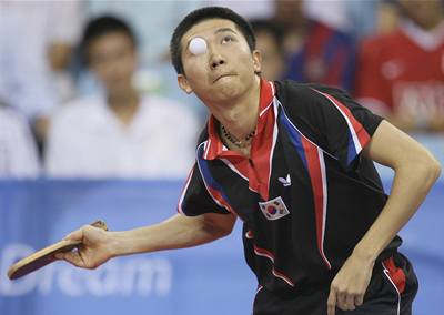 Míček jakoby mu z oka vypadl. Ryu Seung-Min (Jižní Korea) při stolním tenisu.