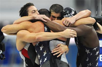 Vtzn americk tafeta. Zleva Garrett Weber-Gale, Jason Lezak, Michael Phelps a Cullen Jones