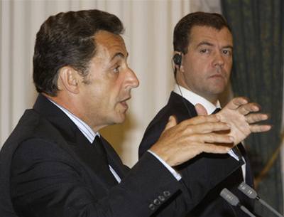 Francouzský prezident Nicolas Sarkozy s jeho ruským protjkem Dmitrijm Medvedvem, který naídil konec ruských vojenských operací v Gruzii