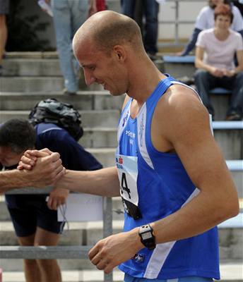 Pekáká Petr Svoboda pijímá gratulace poté, co zabhl nový eský rekord v bhu na 110 metr pekáek.