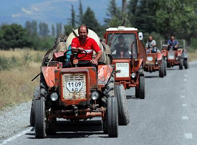 Gruzínci na traktorech opoutjí své domovy.