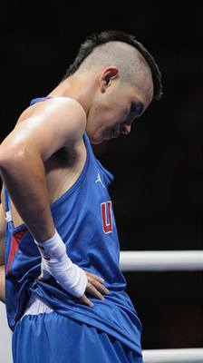 Mladý americký boxer Javier Molina boxoval s dravou plící.