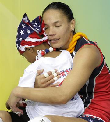 Americk volejbalistka Robyn Ah Mow-Santosov objm svho syna Jordana pot, co jej tm porazil nu