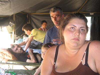 Gruzíntí uprchlíci v táboe Mccheta nedaleko Tbilisi.