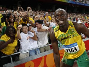 Usain Bolt se přišel podělit o radost s fanoušky.