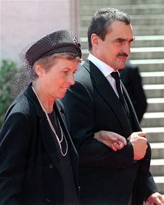 Ministr zahrani�í Karel Schwarzenberg se podle rakouského regionálního deníku Kleine Zeitung o�enil se svou d�ív�j�í man�elkou Terezií Hardeggovou (na archivním snímku po�ízeném v Mnichov� v �ervenci 1996)