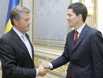 Ukrajinský prezident Viktor Juenko (vlevo) se seel s britským ministrem zahranií Davidem Milibandem. Spolen tvrd odsoudili Rusko.