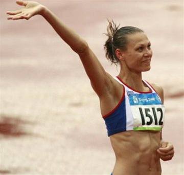 Výškařka Dubnová se raduje po úspěšném skoku. 