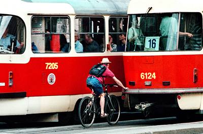 Cyklisté si stují, e v centru msta chybí stezky.