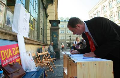 Petici podepsal i starosta Suché Lozi Petr Gazdík, který v Praze zastupuje Pavla Béma.