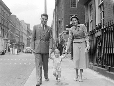 ... v roce 1949. S manelkou a synem v Londn.