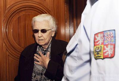 Ludmila Broová-Polednová, je byla prokurátorkou ve vykonstruovaném procesu s popravenou Miladou Horákovou, ped jednací síní Krajského soudu v Plzni.